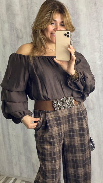Blusa marrón chocolate con goma en el escote