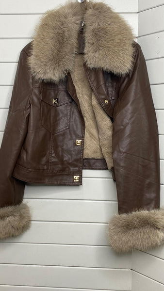 Chaqueta corta de polipiel marrón