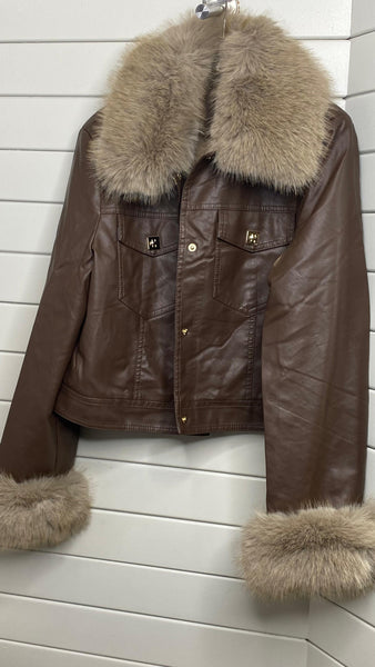 Chaqueta corta de polipiel marrón