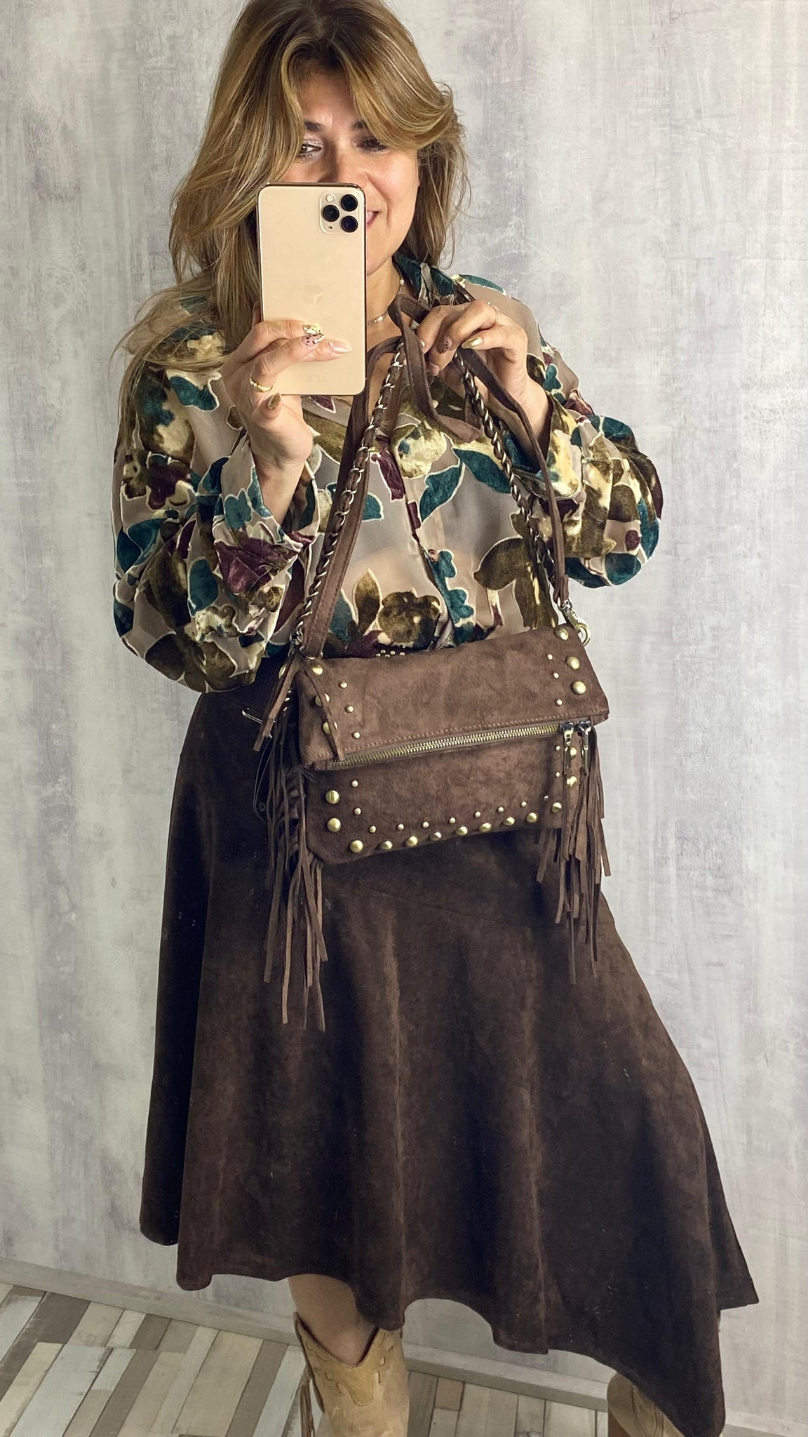 Bolso con flecos y tachas marrón chocolate