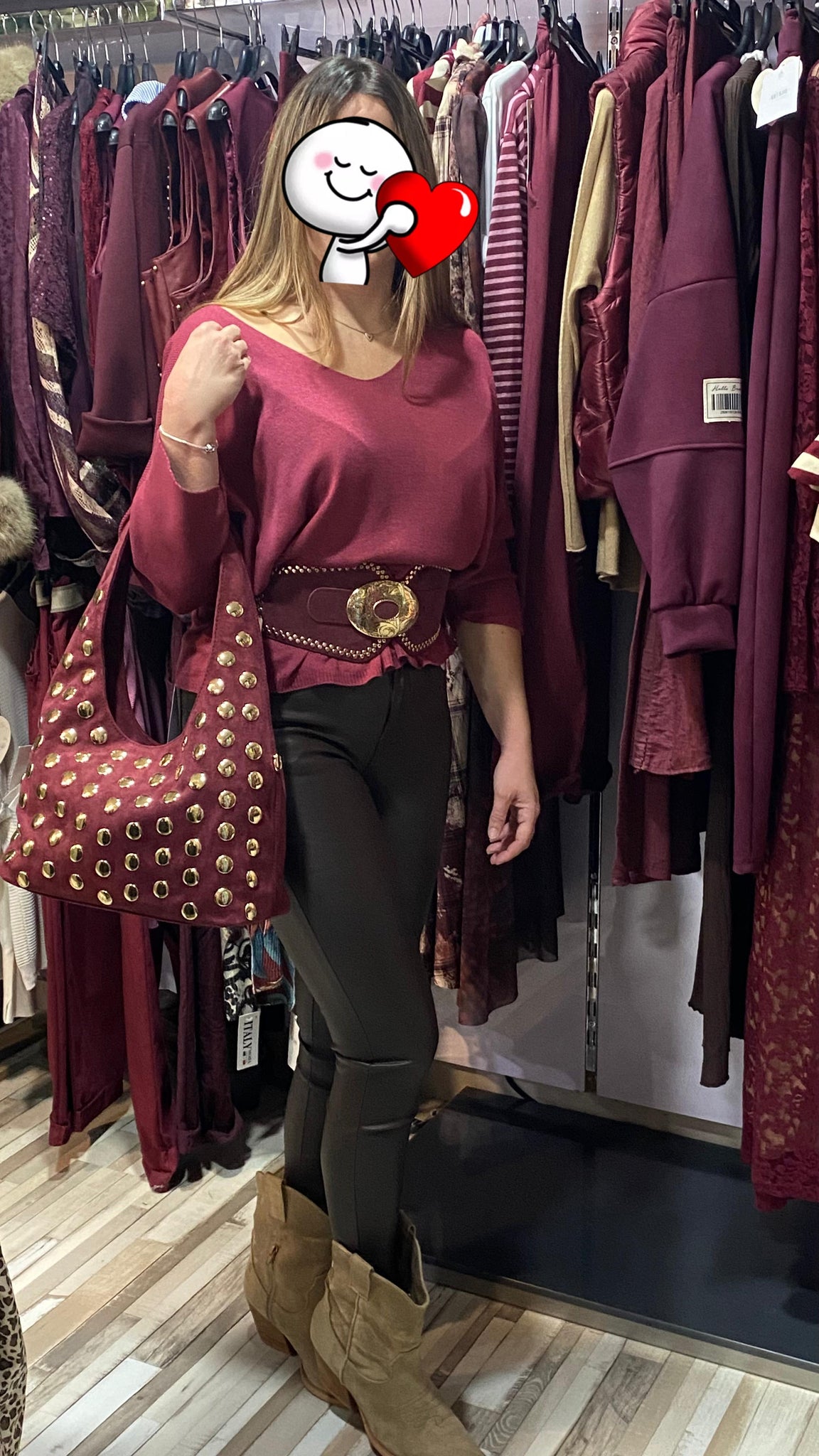 Bolso granate de antelina con tachas doradas