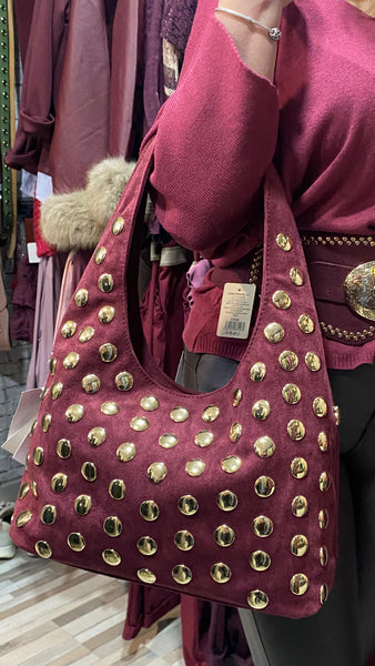 Bolso granate de antelina con tachas doradas