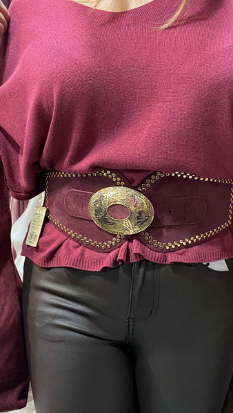 Cinturón elástico granate con tachas y hebilla doradas