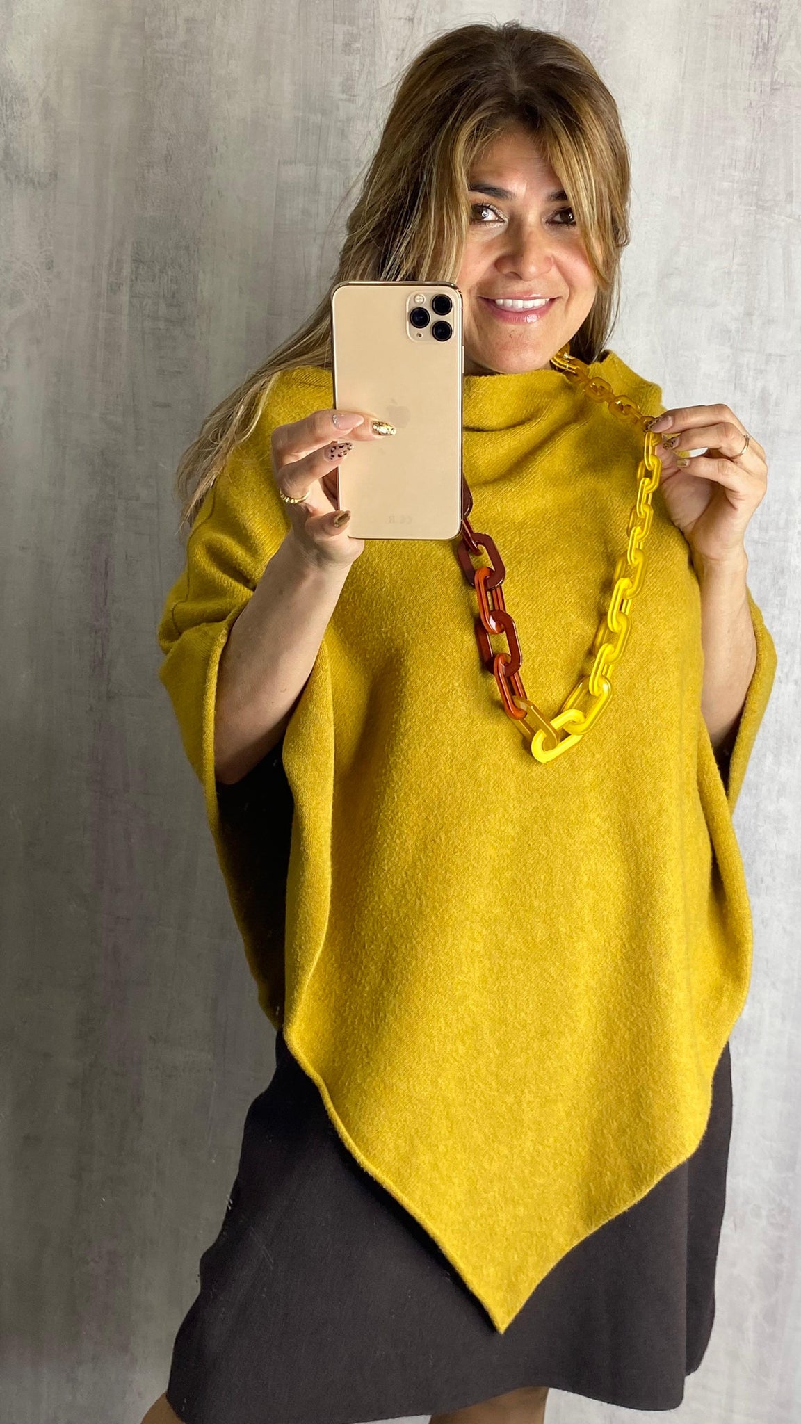 Poncho de punto en amarillo mostaza