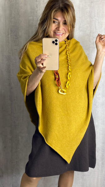 Poncho de punto en amarillo mostaza