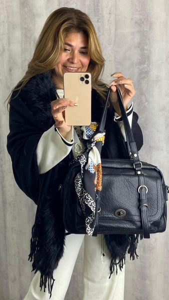 Bolso negro de polipiel con hebillas