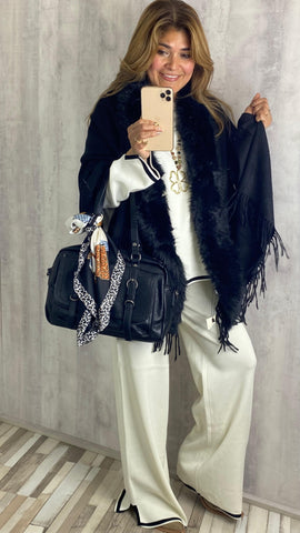 Bolso negro de polipiel con hebillas