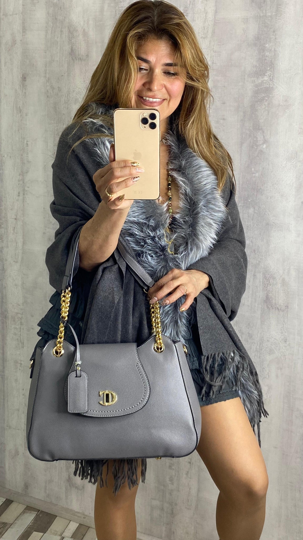 Bolso gris de polipiel con cadenas doradas