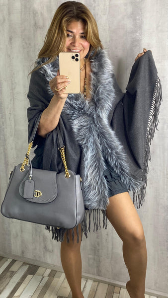 Bolso gris de polipiel con cadenas doradas