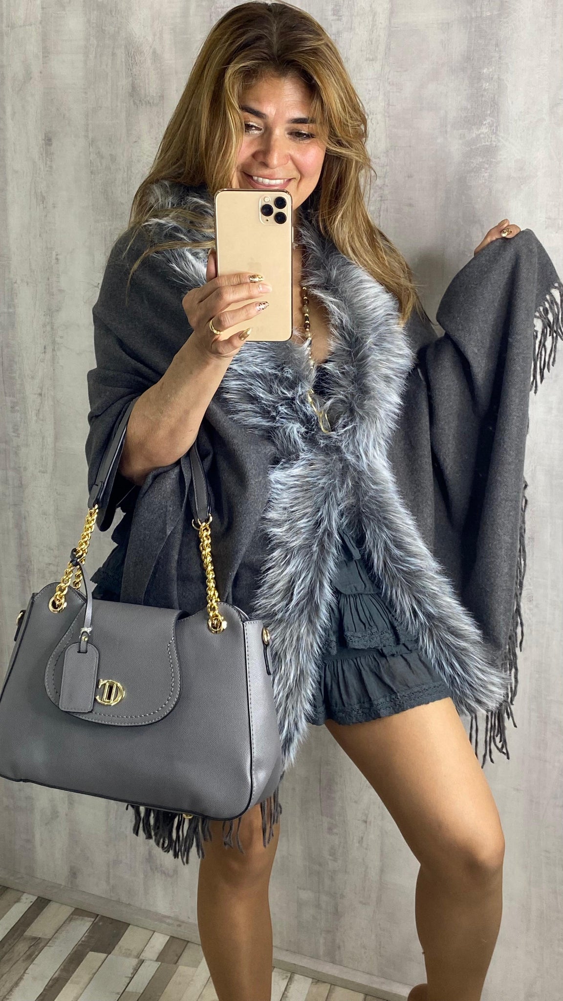 Bufanda gris con pelo sintético y flecos