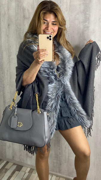 Bufanda gris con pelo sintético y flecos