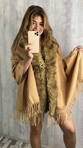 Bufanda camel con pelo sintético y flecos