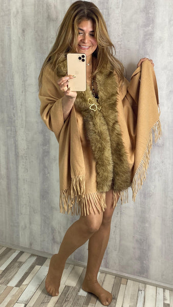 Bufanda camel con pelo sintético y flecos