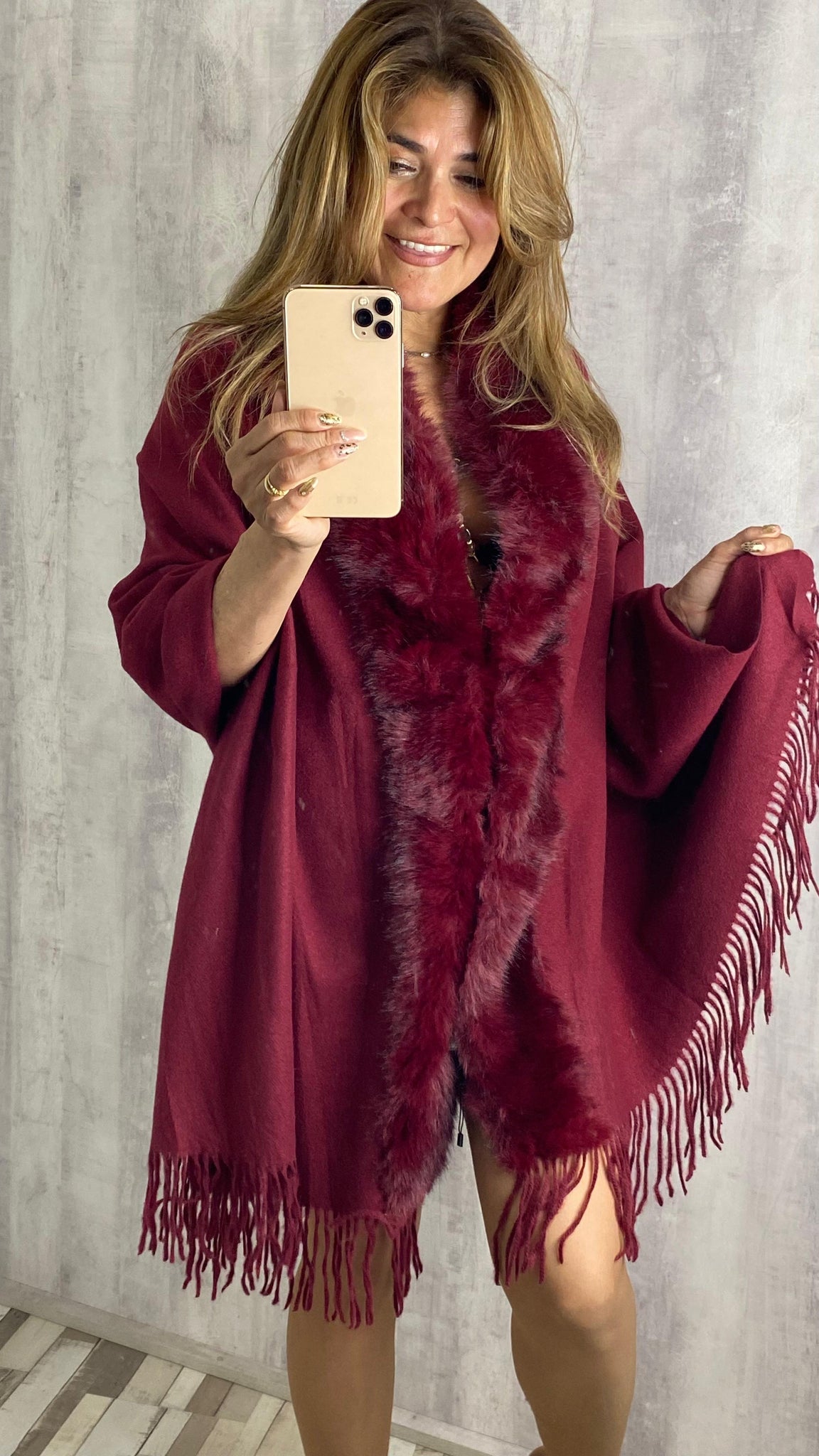 Bufanda granate con pelo sintético y flecos