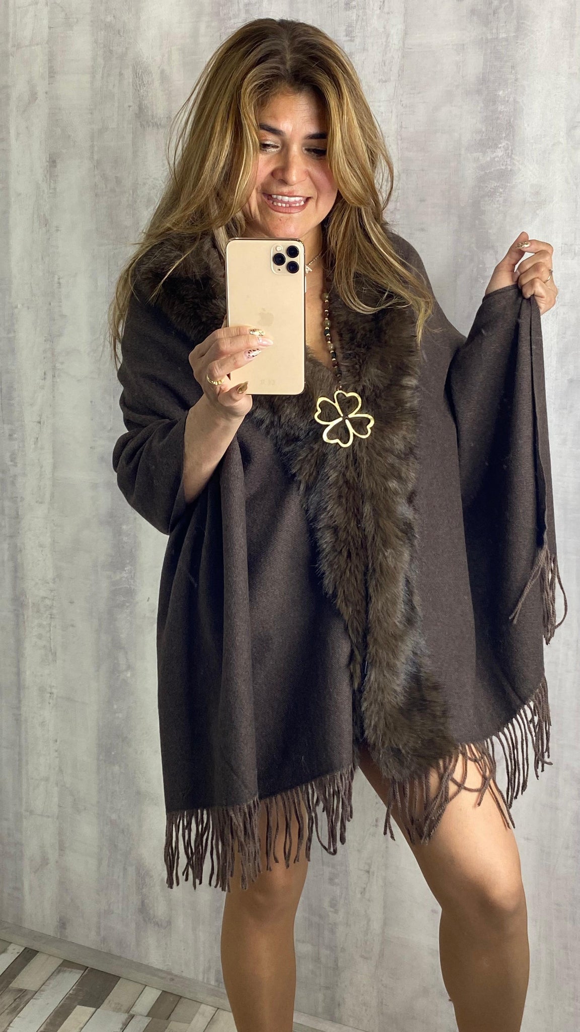 Bufanda marrón chocolate con pelo sintético y flecos