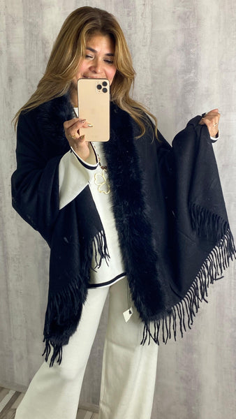 Bufanda negra con pelo sintético y flecos