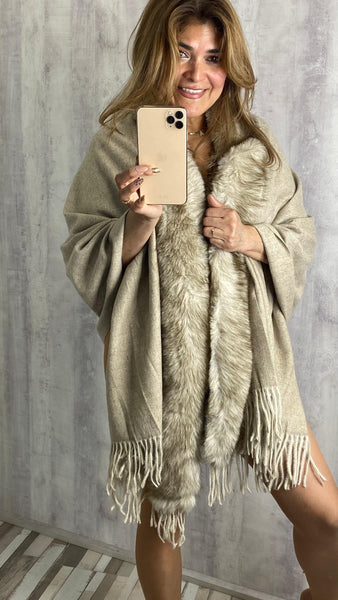 Bufanda beige con pelo sintético y flecos