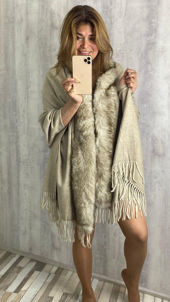 Bufanda beige con pelo sintético y flecos