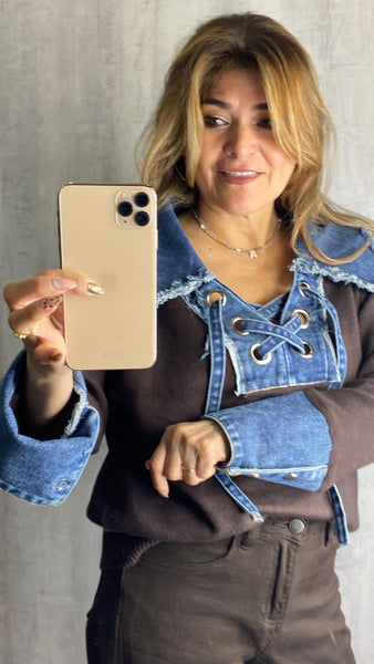 Jersey de punto marrón chocolate combinado con tela vaquera