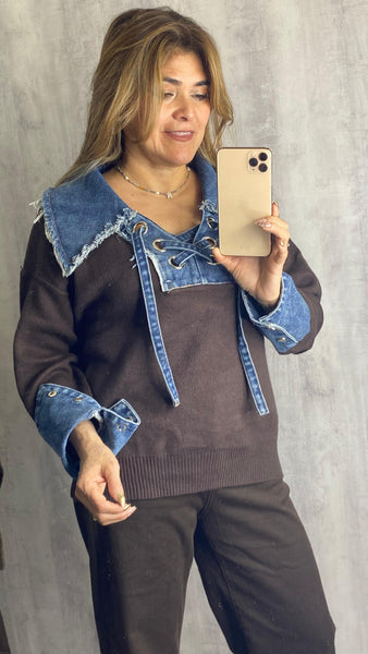 Jersey de punto marrón chocolate combinado con tela vaquera