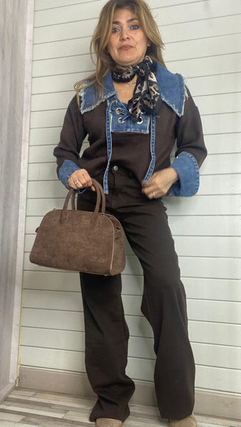 Jersey de punto marrón chocolate combinado con tela vaquera