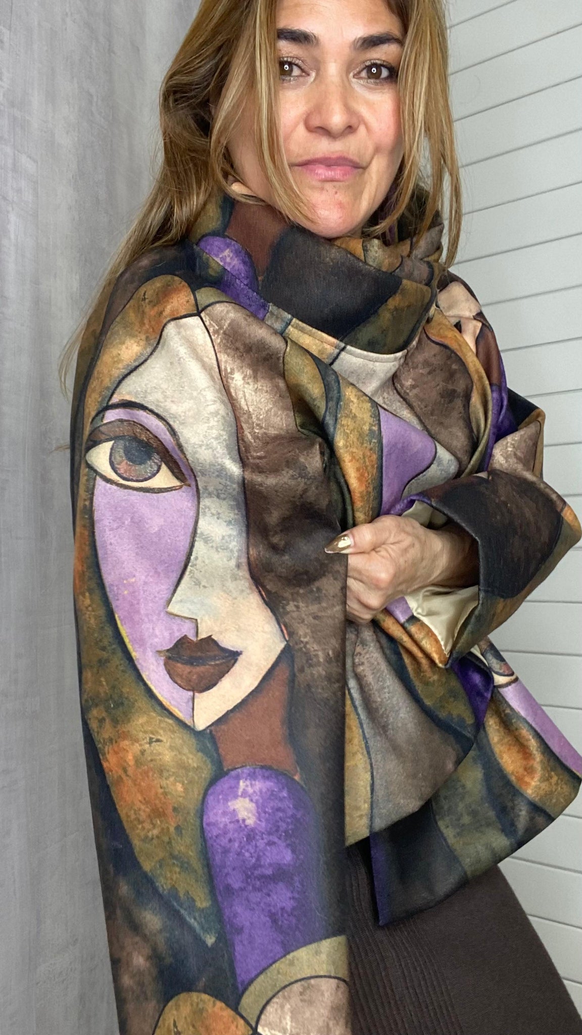 Chaqueta efecto capa asimétrica estampada en marrones camel, morados y beige