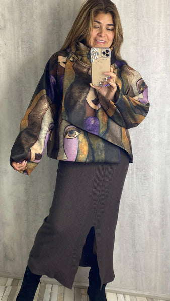 Chaqueta efecto capa asimétrica estampada en marrones camel, morados y beige