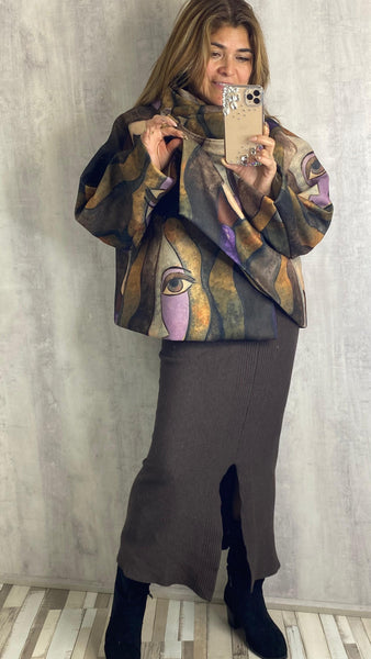 Chaqueta efecto capa asimétrica estampada en marrones camel, morados y beige