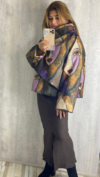 Chaqueta efecto capa asimétrica estampada en marrones camel, morados y beige