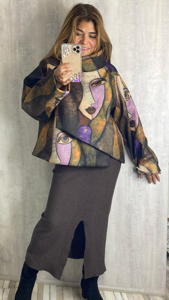 Chaqueta efecto capa asimétrica estampada en marrones camel, morados y beige