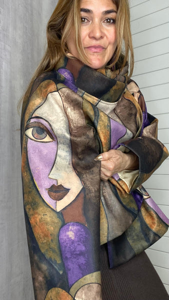 Chaqueta efecto capa asimétrica estampada en marrones camel, morados y beige