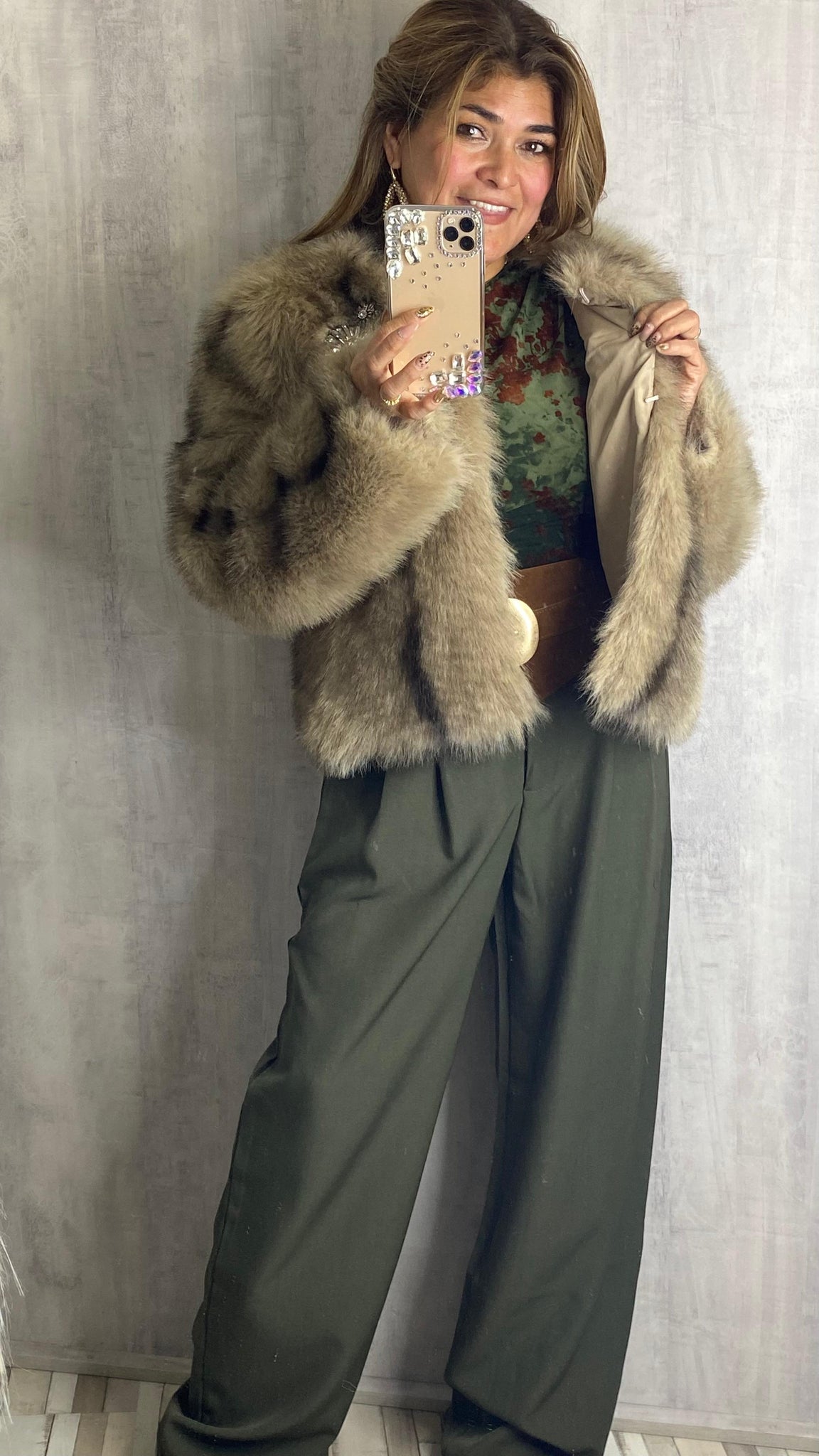 Chaqueta de pelos beige combinado con marrón