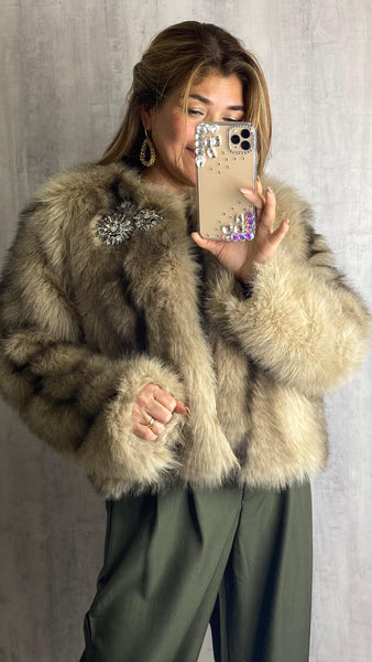 Chaqueta de pelos beige combinado con marrón