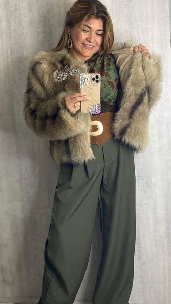 Chaqueta de pelos beige combinado con marrón