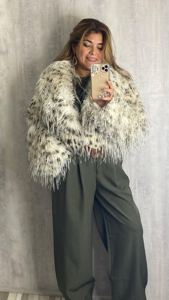 Abrigo peludo animal print en beige blanco y marrón