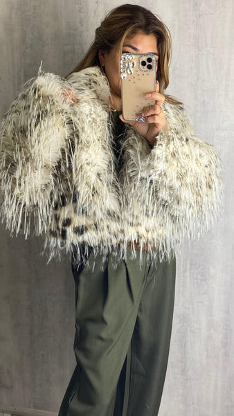 Abrigo peludo animal print en beige blanco y marrón