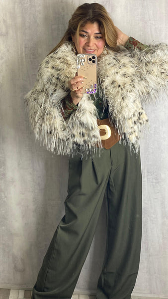 Abrigo peludo animal print en beige blanco y marrón