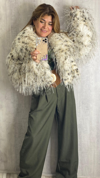 Abrigo peludo animal print en beige blanco y marrón