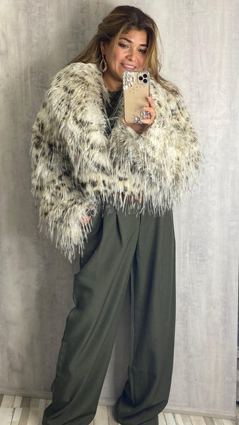 Abrigo peludo animal print en beige blanco y marrón