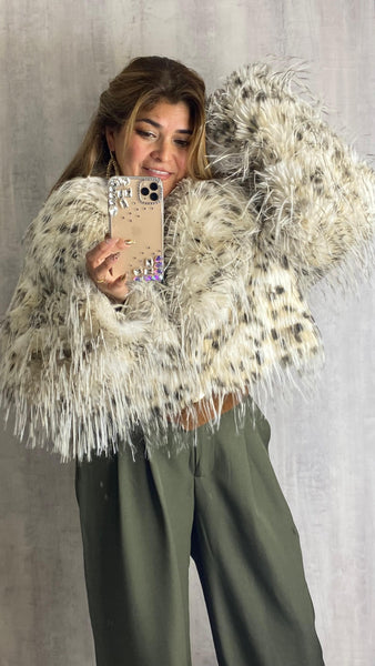 Abrigo peludo animal print en beige blanco y marrón