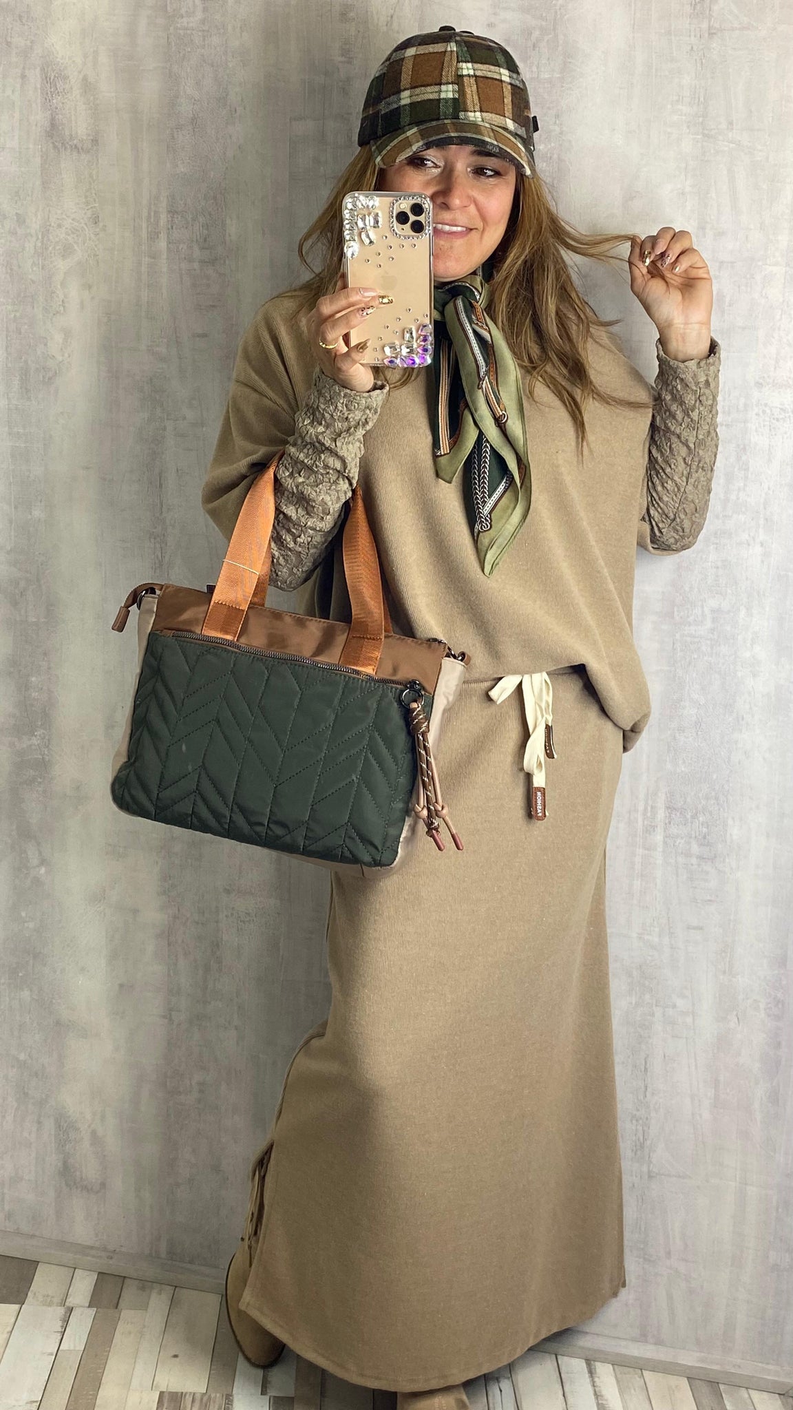 Conjunto de punto de falda y jersey en camel