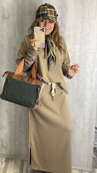 Conjunto de punto de falda y jersey en camel