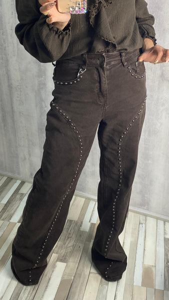 Pantalón vaquero marrón chocolate con tachas