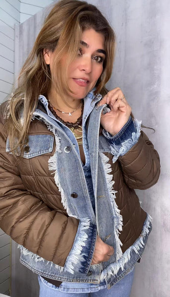 Chaqueta acolchada marrón chocolate combinada con vaquero