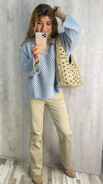 Jersey cachemir azul bebé fondo beige