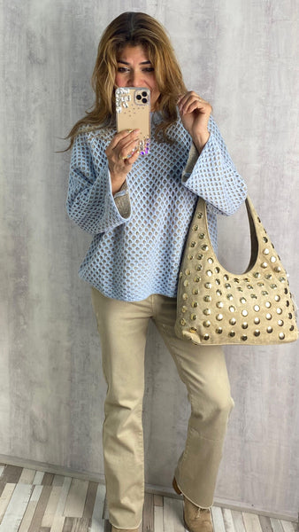 Jersey cachemir azul bebé fondo beige