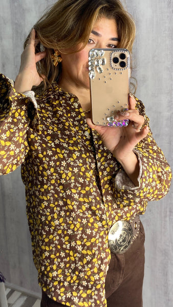 Camisa estampada fondo marrón chocolate