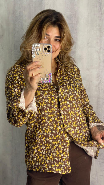 Camisa estampada fondo marrón chocolate