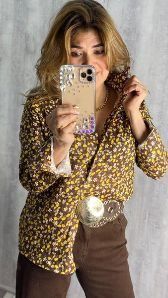 Camisa estampada fondo marrón chocolate