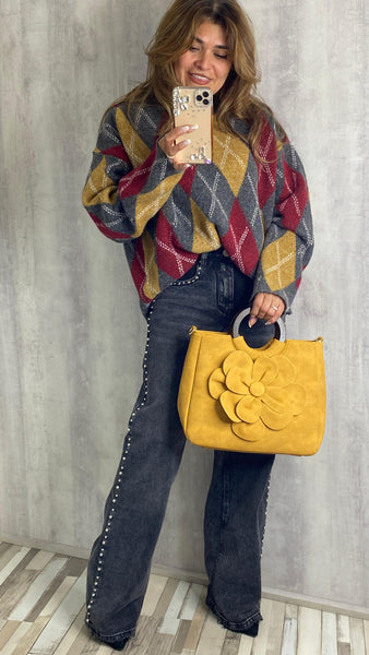 Bolso amarillo de antelina con asa de madera y detalle de flor